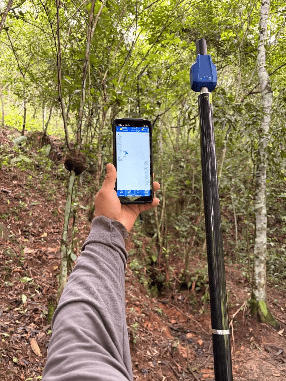 TOKNAV GNSS receiver used in a field mapping workflow