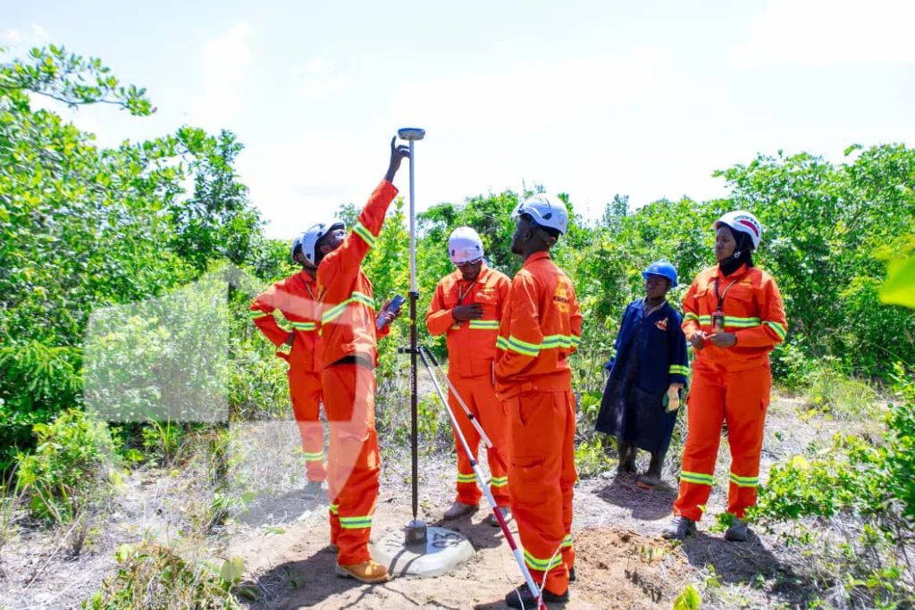 Un professionnel de la topographie utilise un récepteur GNSS de haute précision sur le terrain, avec un subtil bouclier numérique symbolisant la conformité et la sécurité des données dans le cadre de la topographie intelligente.