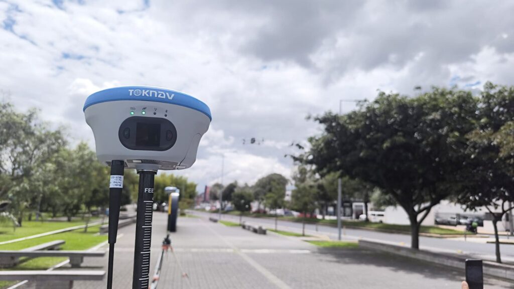 GNSS RTK Receiver: TOKNAV’s 800+ Channels for Unbeatable Surveying Precision