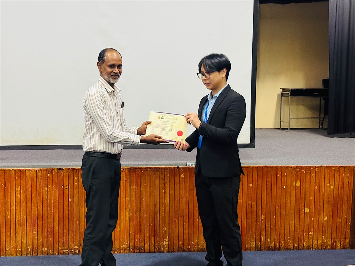Commemorative presentation during the Surveyors' Institute of Sri Lanka centennial program