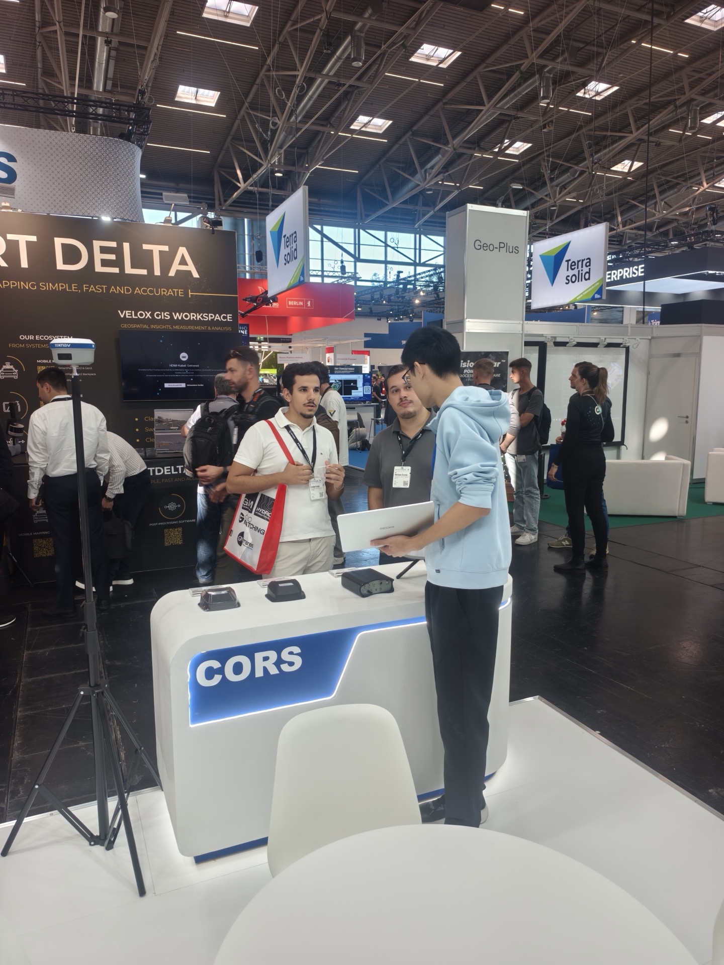 TOKNAV team discussing application requirements with visitors at Intergeo 2026